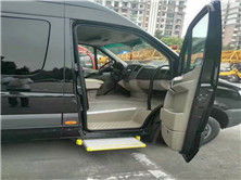 上海安致汽車租賃 奔馳凌特17座商務車實體拍攝與產品解析